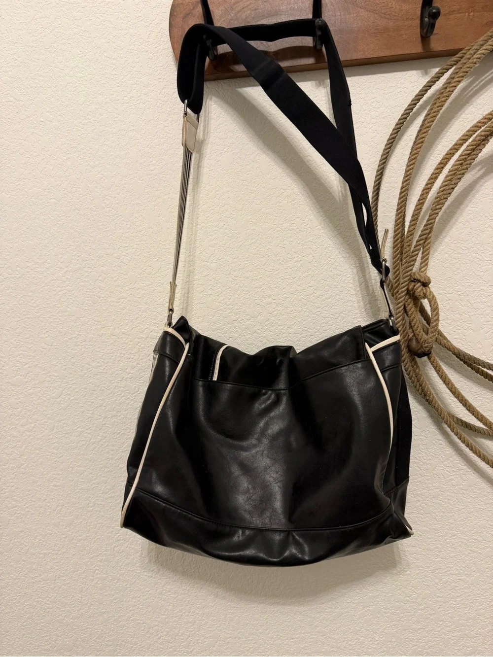 ★ VTG LACOSTE BLACK MESSENGER BAG ★